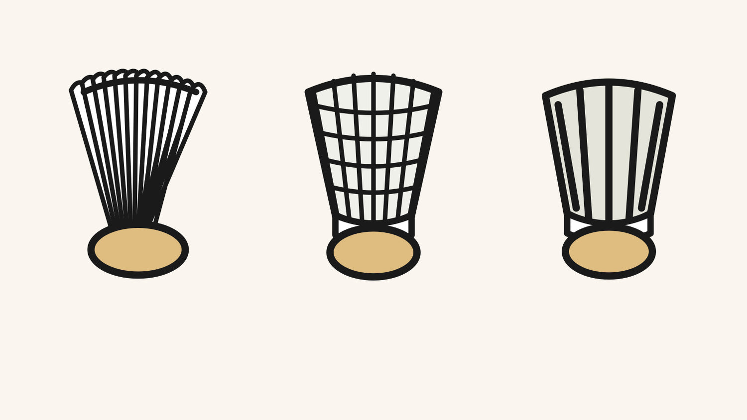 Trois constructions de volants sans marque : à plumes, sans plumes à jupe synthétique et sans plumes à plumes simulées, présentées sans classement de performance.